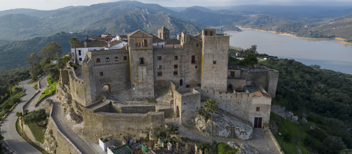El encantador Castellar de la Frontera, un pueblo en un castillo nazarí