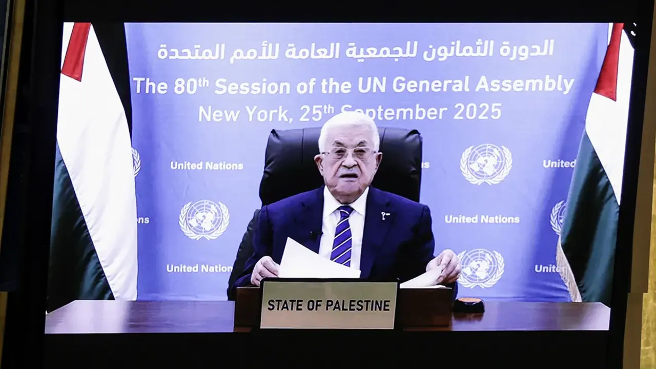 Mahmoud Abbas presenta el primer borrador de la Constitución palestina